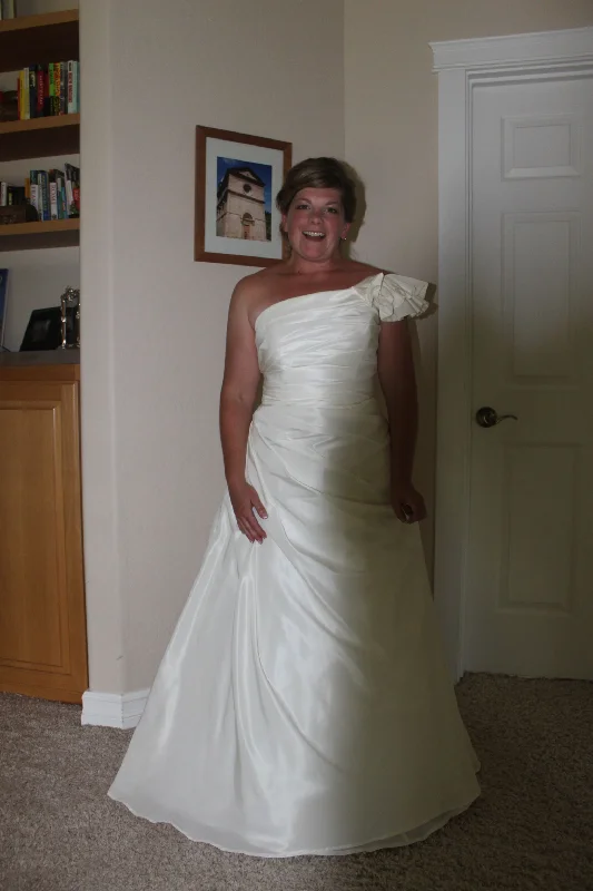 Your Favorite Items on Sale Now!David's Bridal David's Bridal A line Taffeta Gown Size 10