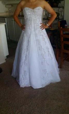 Limited Edition, Limited Price!David's Bridal David's Bridal E8809 Size 2