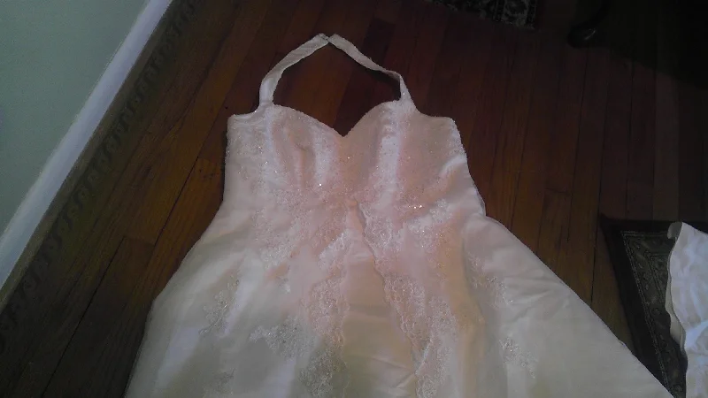 Save Up to 50% Off!David's Bridal David's Bridal Halter A-Line Chapel Dress Size 18
